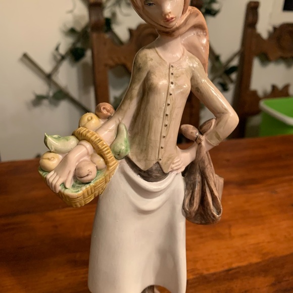 Fontanini 11" La statue woman basket imported Italy 2014 - Picture 5 of 12